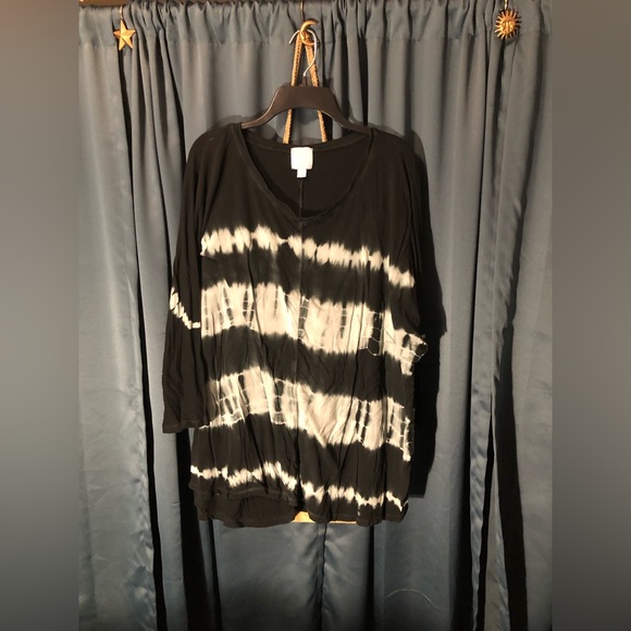 Unique tie dye top. (Inventory tub #1). - Picture 4 of 6